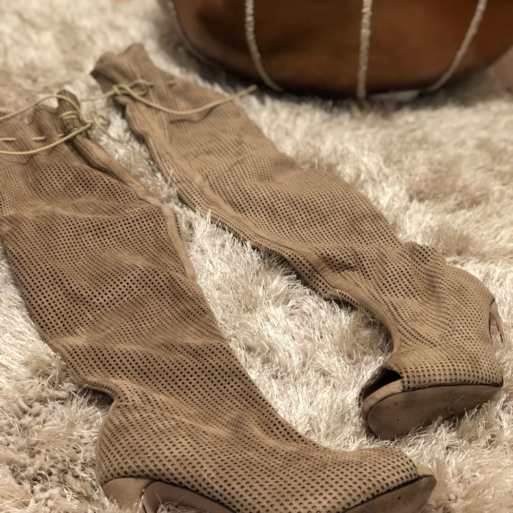 Boots - Picture 4 of 5